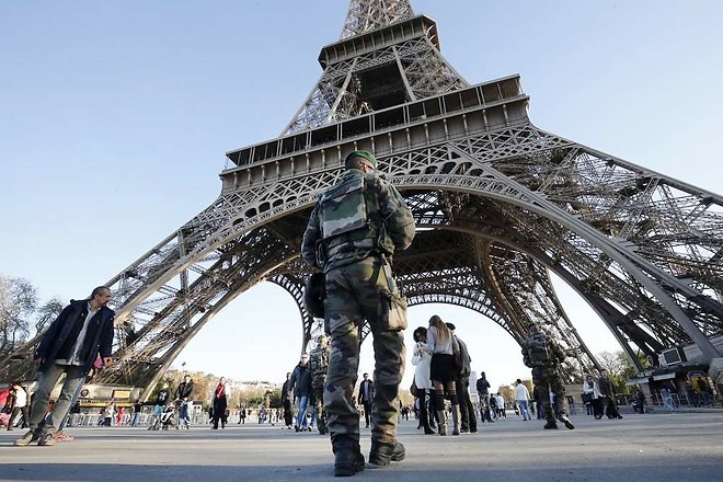 France: Hollande a annoncé la création nette de 800 postes en trois ans dans la Défense - ảnh 1